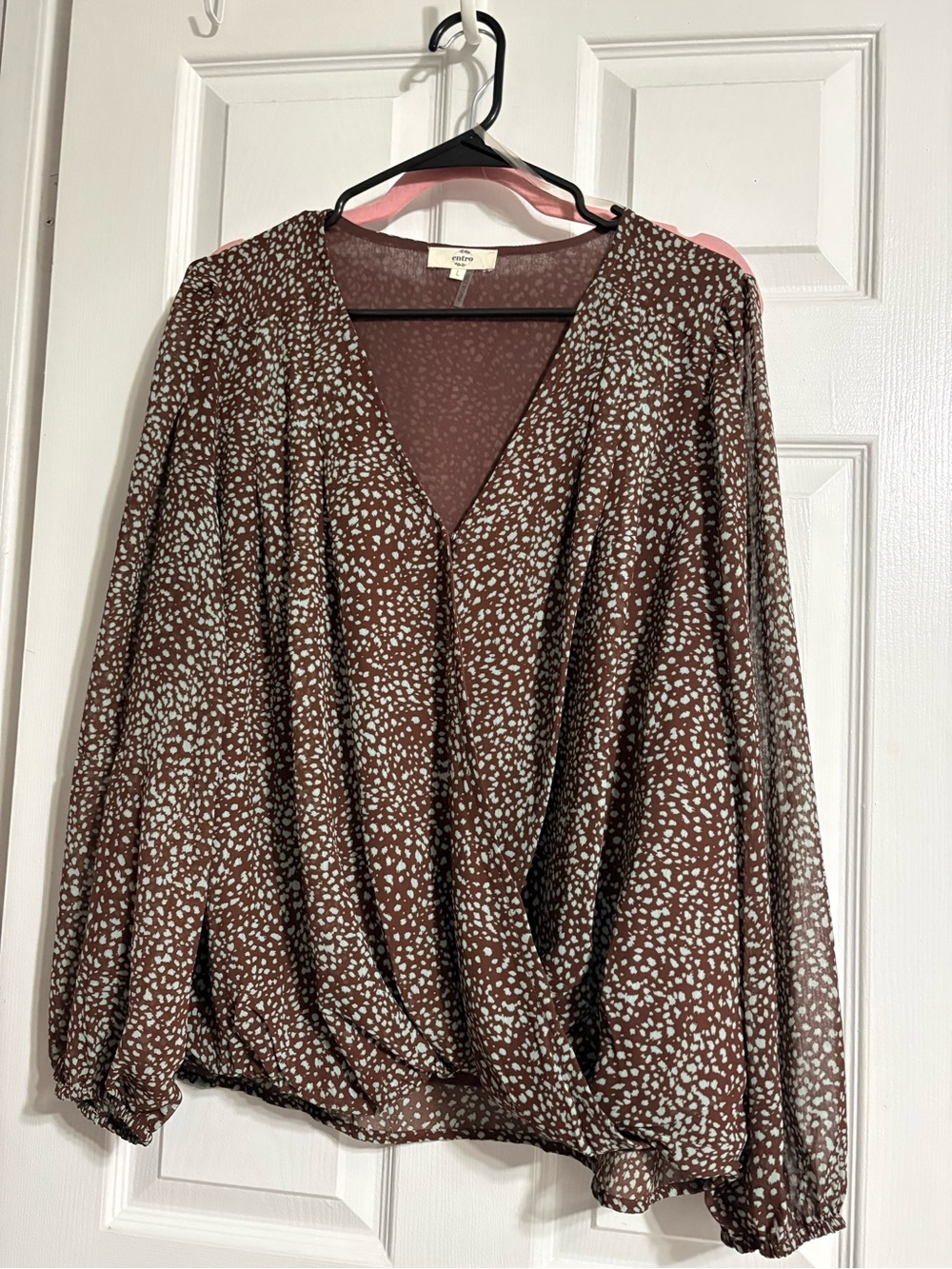entro Brown Printed V-Neck Surplice Blouse with White Speckle size large